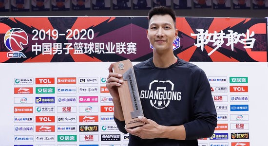 易建联接受得分王奖杯:感谢客场球迷的热情