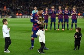 GIF：石破天惊！梅西远射直挂死角，巴萨2-0领先