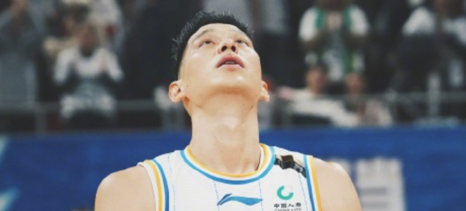尴尬突发!球迷趁哀悼闯进赛场与林书豪合影,书豪一脸懵