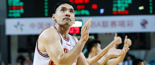 钟诚生涯篮板数超越姚明,位列历史篮板榜第34位