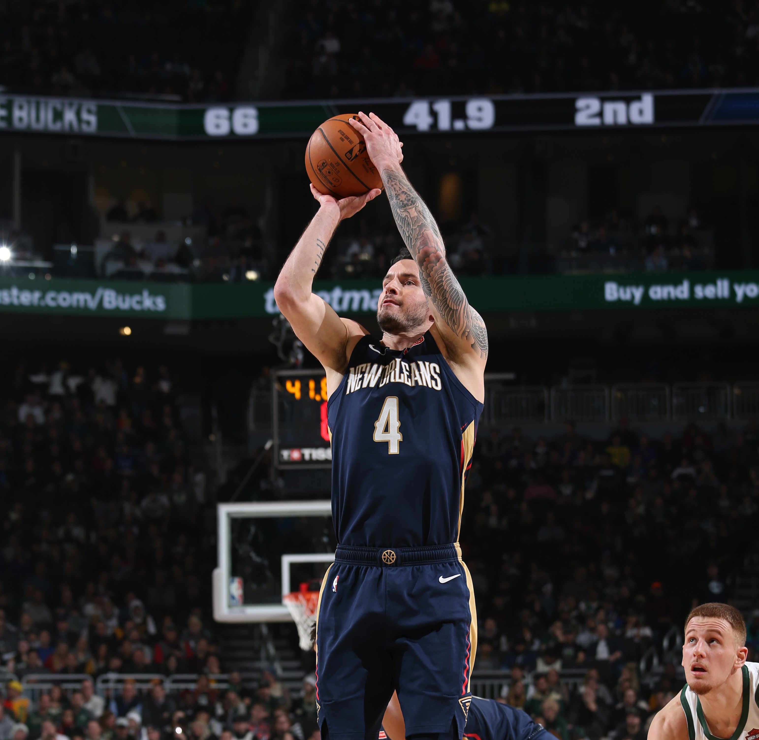 雷迪克第三节独得15分帮助鹈鹕缩小分差,比赛留有悬念