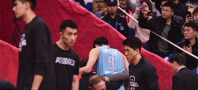 陈月泽:周琦骨头无大碍,具体缺战多久需看后续检查结果