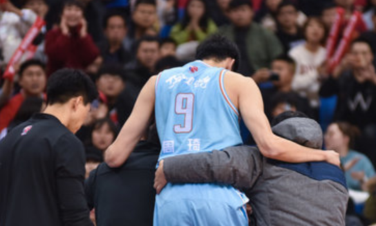 官方:周琦腰部受伤骨头无大碍,重返比赛时间待定