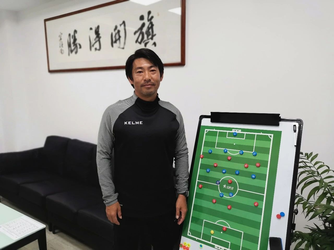 日本教练批中国青训：小孩踢球卧草，说明有大人这么教