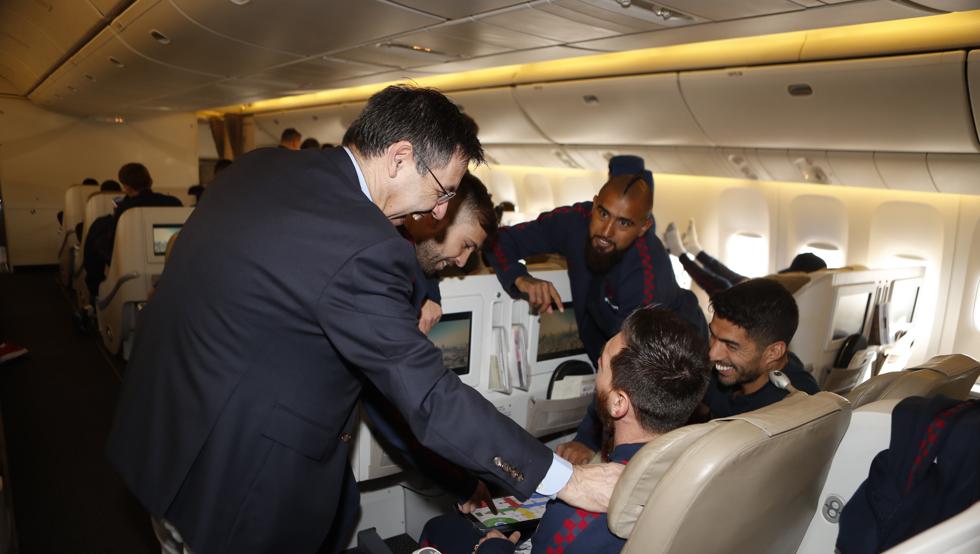 在飞往沙特的飞机上，巴萨主席和更衣室大佬求比达尔留下