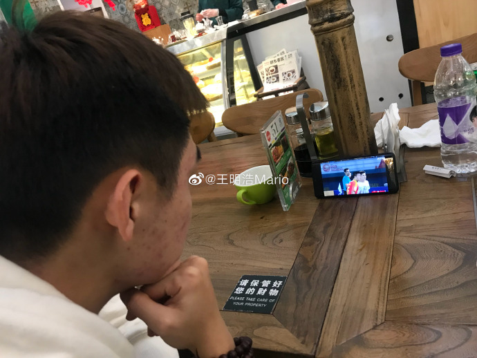 心与你们同在!黄紫昌在机场不忘关注国奥对阵乌兹比赛