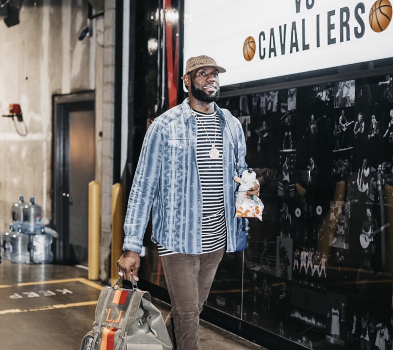 詹姆斯发布今日赛前入场照