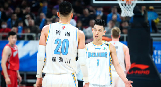 雅尼斯:保持镇静缩短了失误,胜利归功于队员