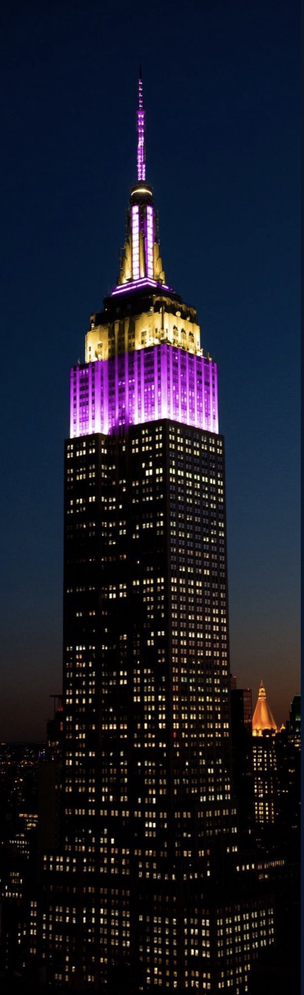 紐約標誌性建築帝國大廈將外部燈光變為紫金色紀念科比