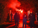 多大仇？一群极端球迷为发泄不满向伍德沃德住宅投烟雾弹