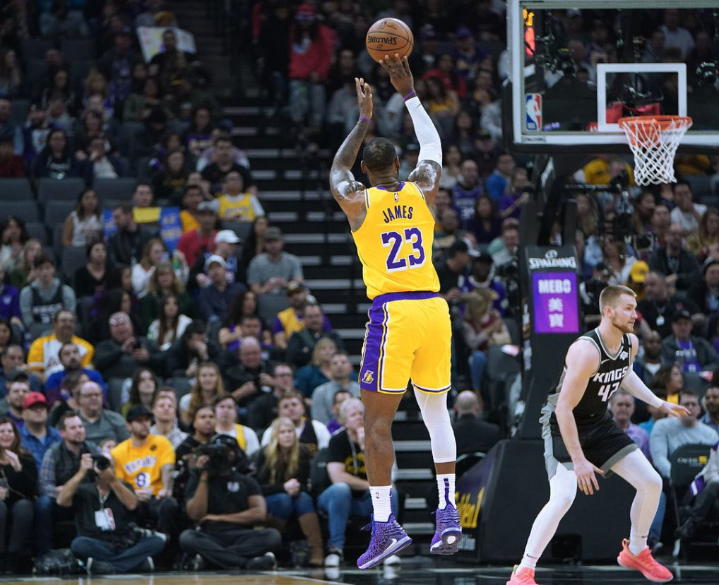 詹姆斯47场比赛三分命中数过百,创造职业生涯最快纪录