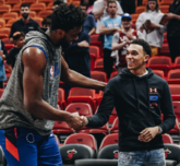 好小一只！阿诺德美国看NBA，合影76人球员恩比德