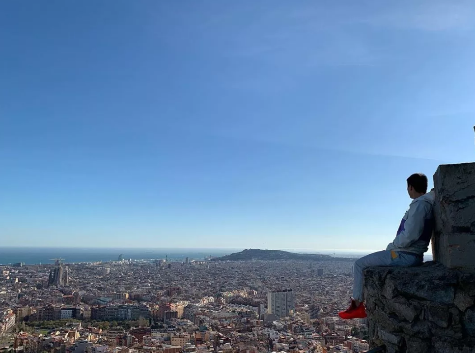 登高望远！武磊登上巴塞罗那高地，俯瞰美丽城市风光