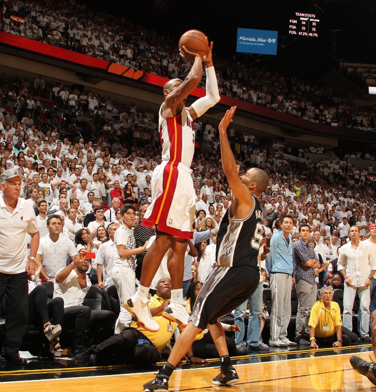 数据媒体问答：季后赛命中100个底角三分的球员有哪些？