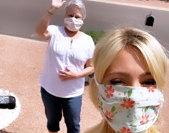 难掩美貌！艾比-霍纳塞克和奶奶戴着口罩，出门散步