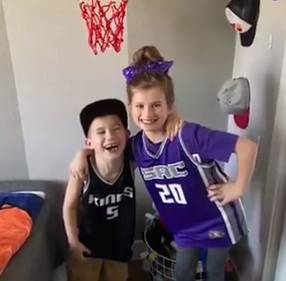 贾尔斯为此前在停赛现场落泪的小球迷送出球票