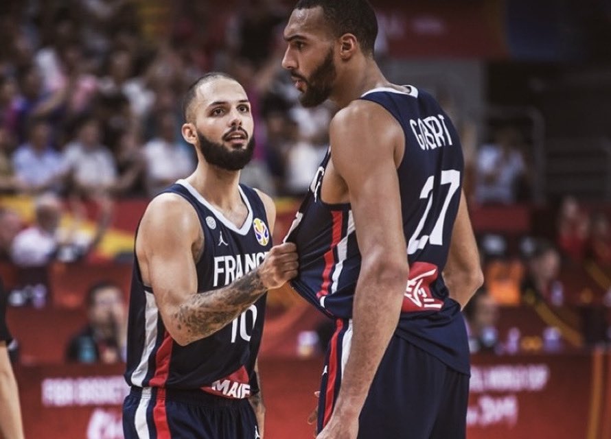 富尼耶发推晒出与戈贝尔合影趣图：嘿，伙计，冷静点