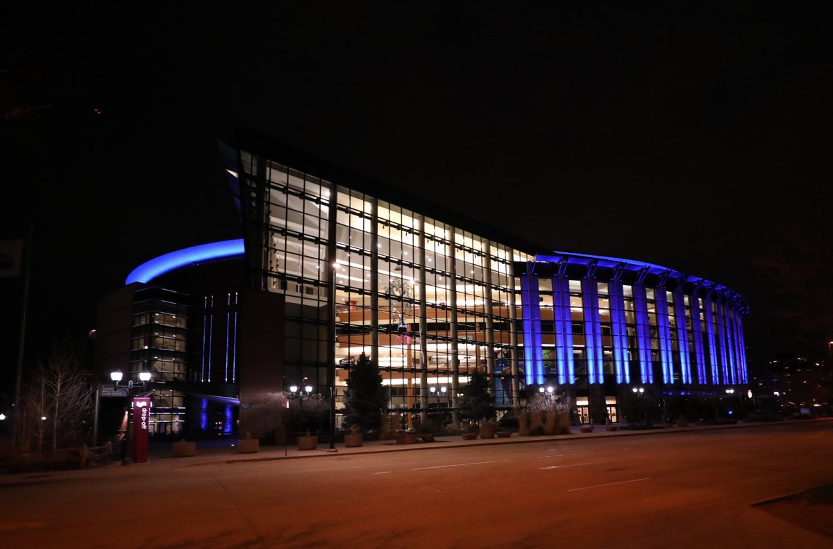 掘金主场百事中心点亮蓝色外部灯光致敬一线医护工作者