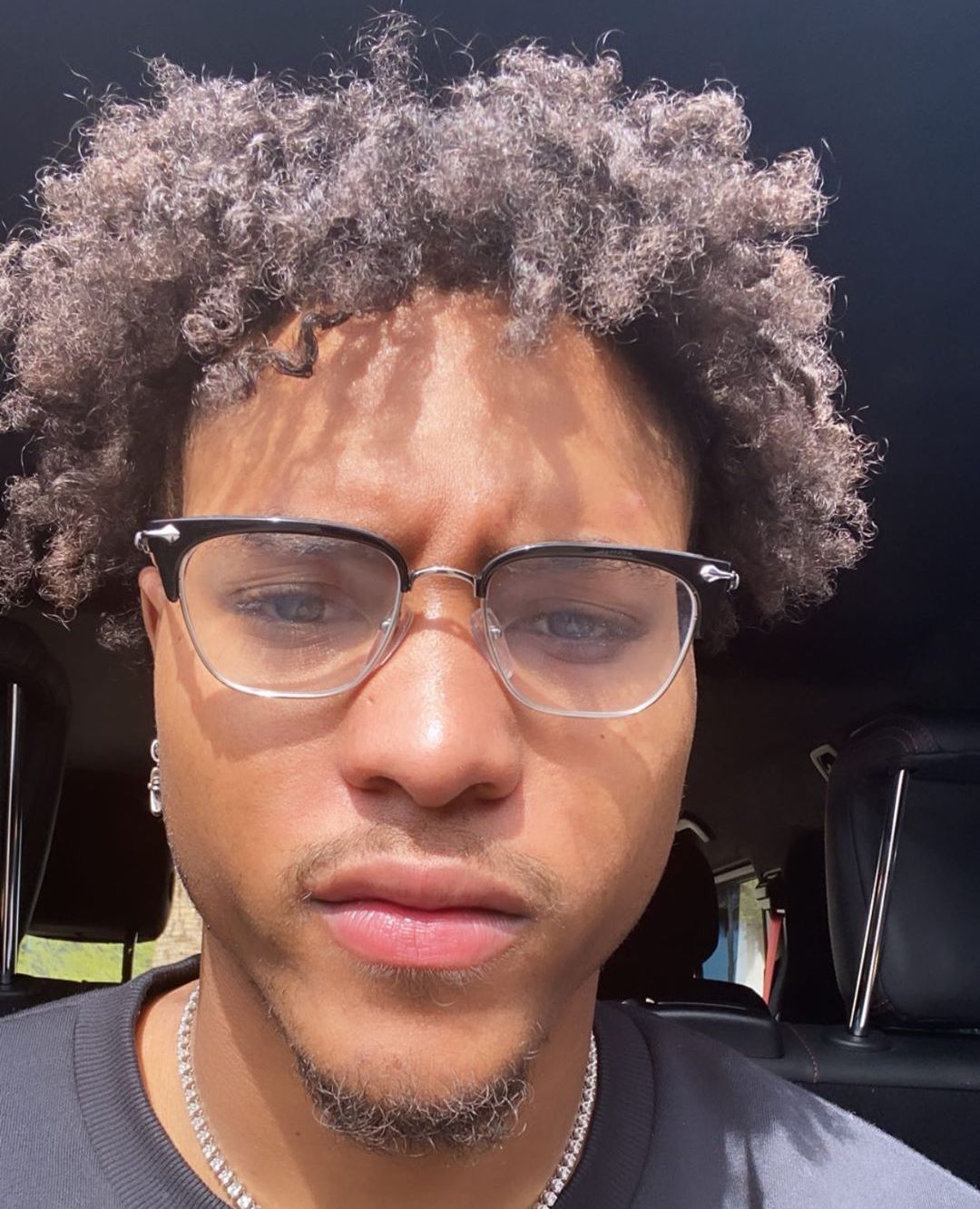 眼镜靓仔，乌布雷发布自己阳光下的自拍照片