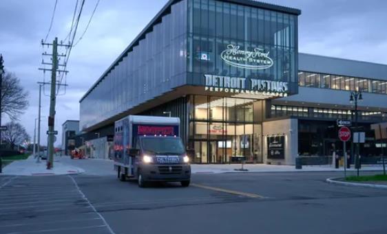 活塞员工为抗疫开车前往克利夫兰运回15000件手术服