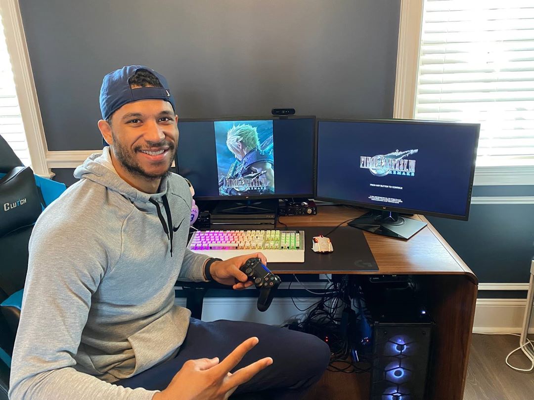 停赛生活，哈特发布自己的动态图：大量零食+游戏