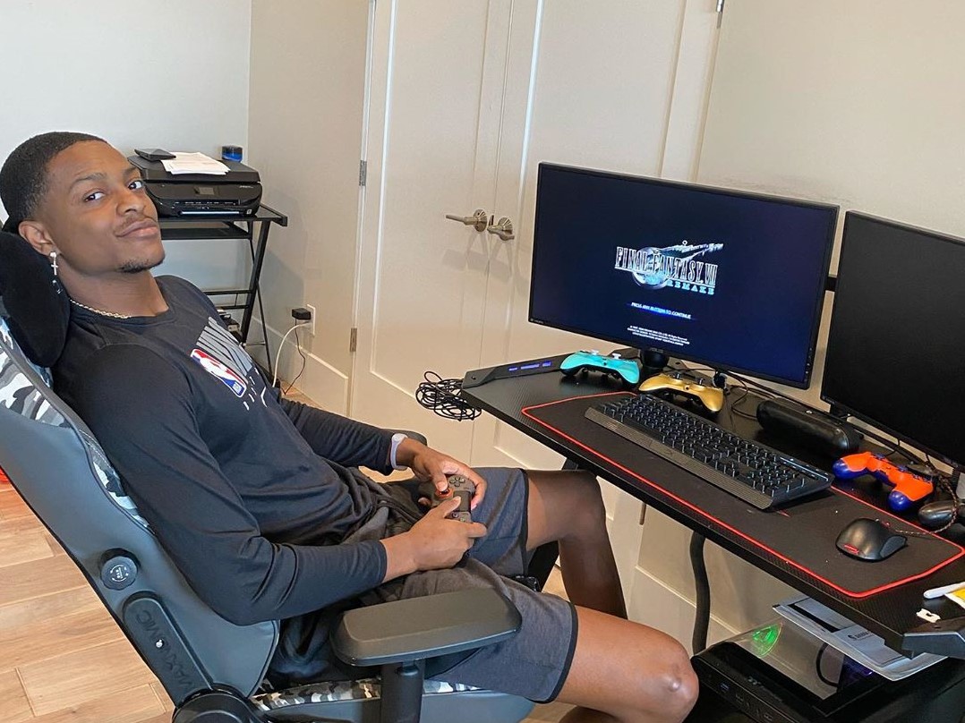 福克斯Ins晒照：没有什么方式比打游戏更能消磨时间了