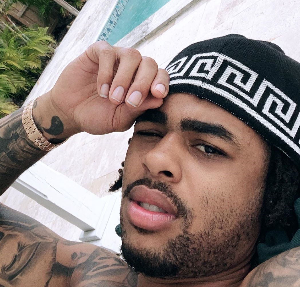 雨天泳池，拉塞尔社交媒体发布个人自拍照