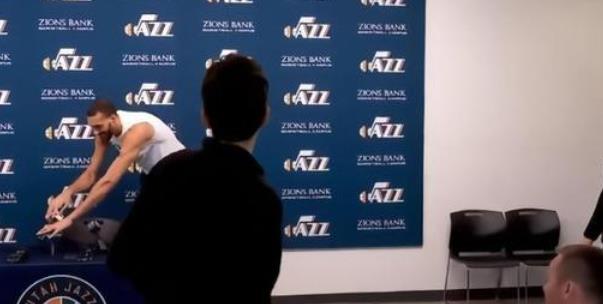 戈贝尔：之前收到死亡威胁，触碰话筒让我看起来很糟糕