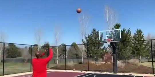 HORSE比赛首轮，比卢普斯战胜特雷-杨晋级下一轮