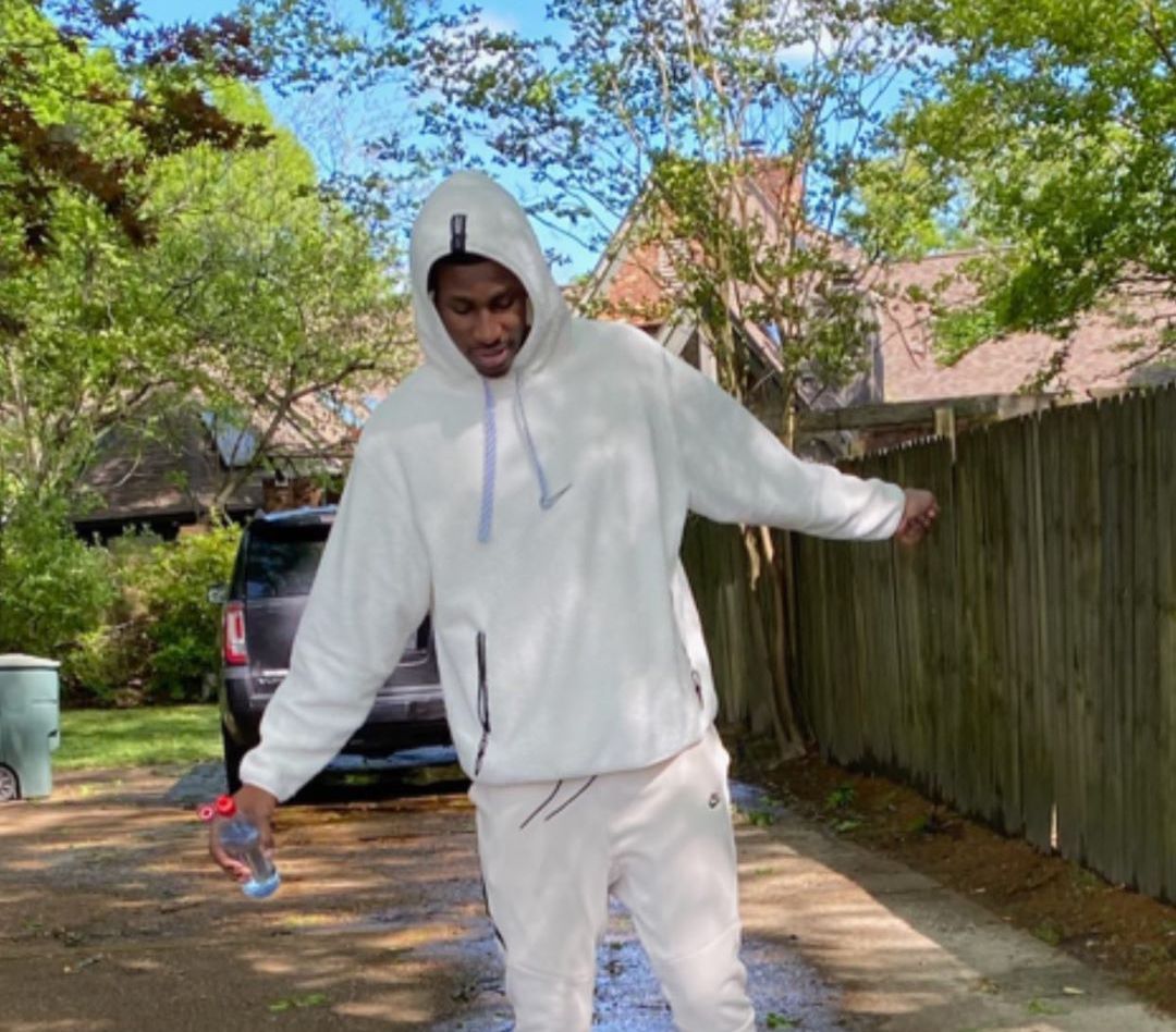 居家男孩，小贾伦-杰克逊晒自己庭院漫步的图片