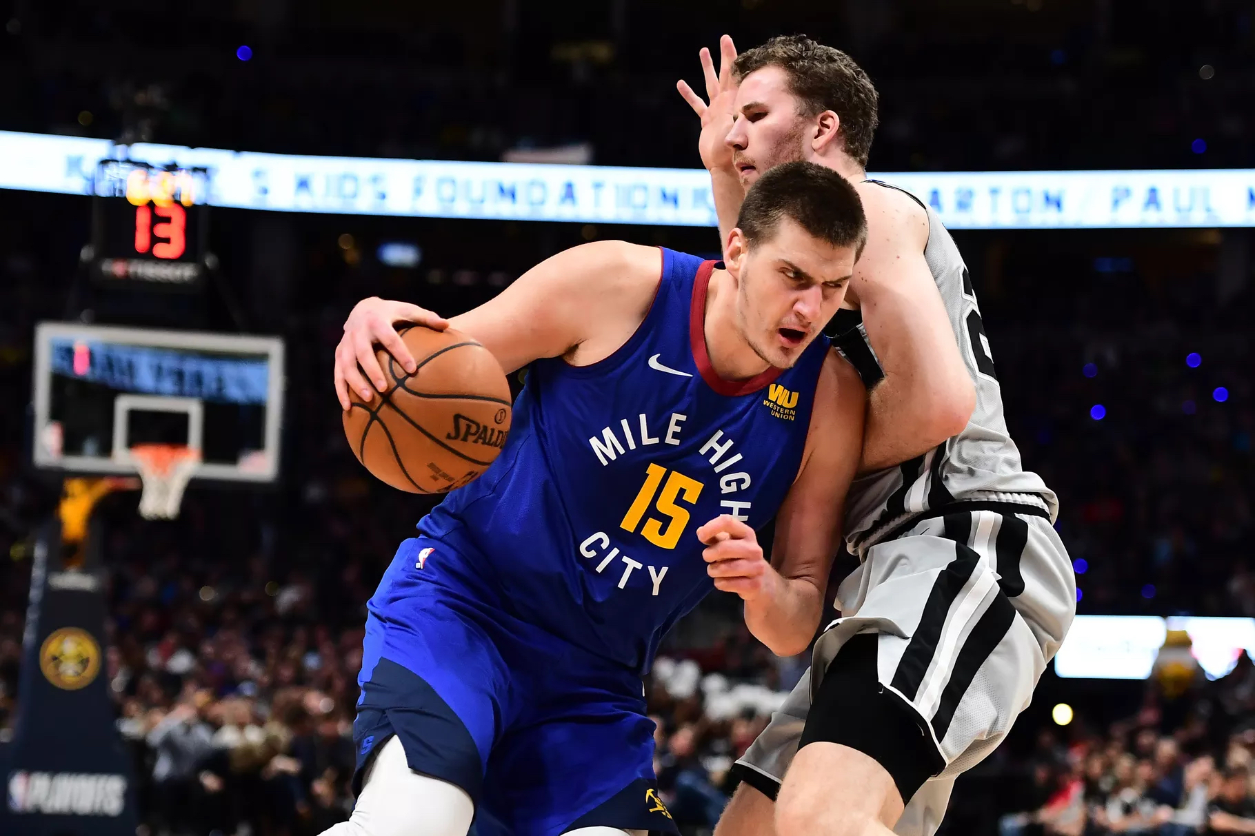 2019年今天，约基奇成第四位生涯首场季后赛得到三双球员