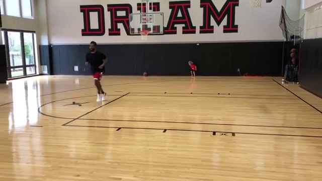 上阵父子，康利发布跟大儿子一起球馆锻炼的图片