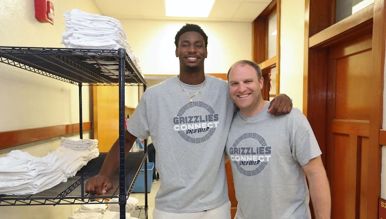 灰熊主教练及球员为病毒检测中心医护工作者提供午餐