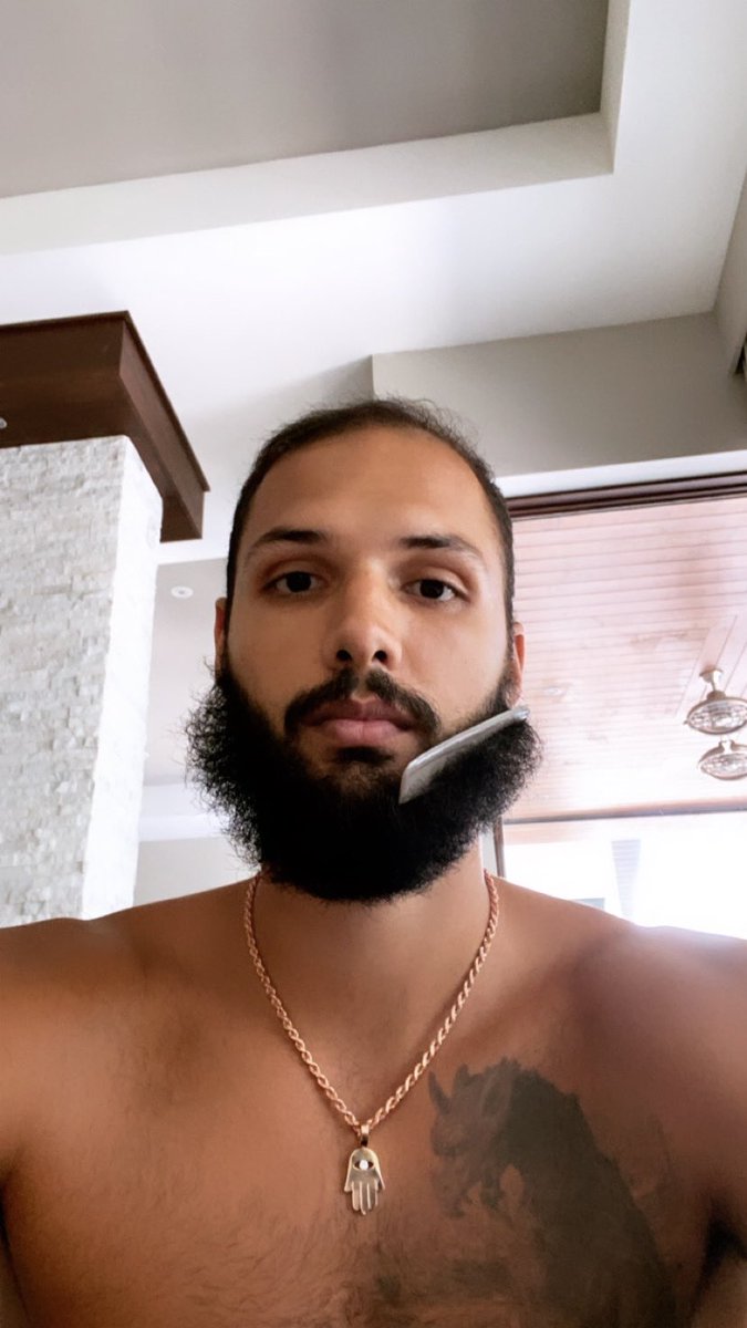 富尼耶更新推特晒多张自拍，直播自己刮胡子过程