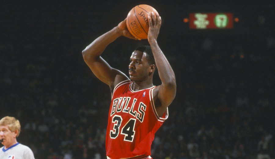 1988年今天，公牛球员查尔斯-奥克利在比赛中得到35篮板