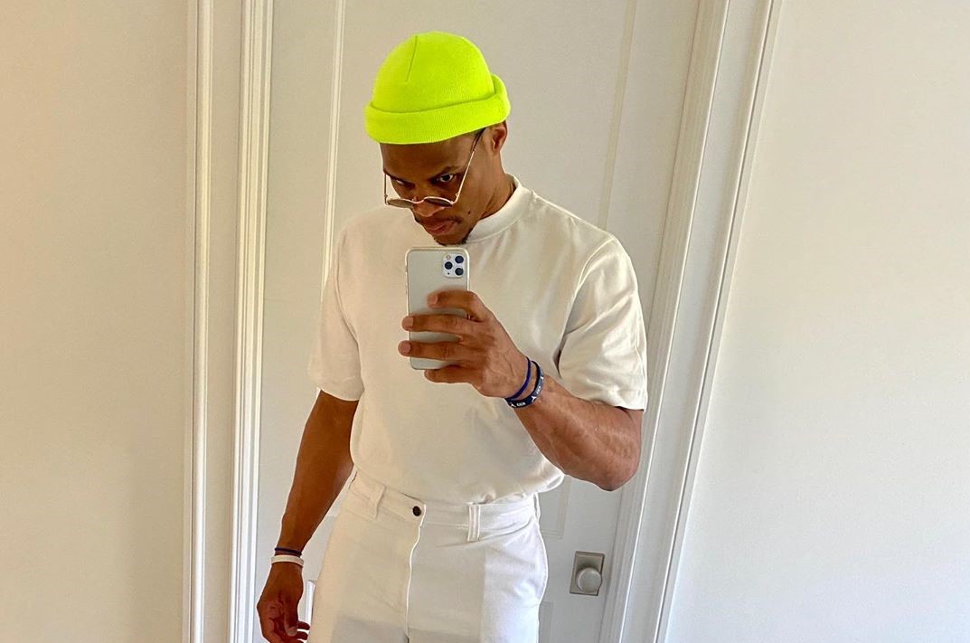 骚气！威斯布鲁克晒穿搭，全白上下装搭配荧光绿帽子鞋子