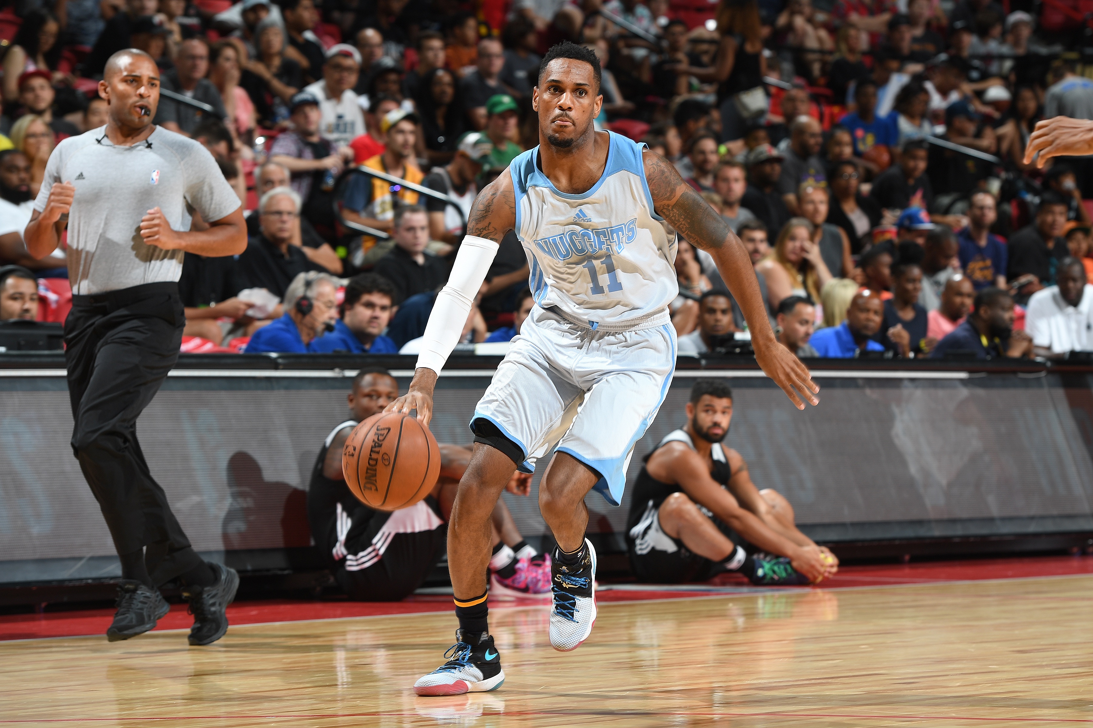 有何不同？掘金官推晒蒙特-莫里斯17年与今年赛场对比照