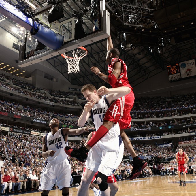 历史上的今天：麦迪季后赛隔扣2.29米的肖恩-布拉德利