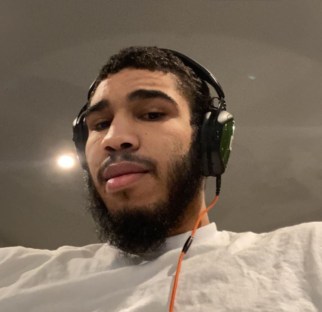 头发胡须野蛮生长？塔特姆发布自拍照：需要理发店