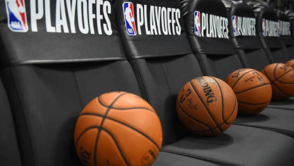 一些球员在本该关闭的健身房内独自秘密训练