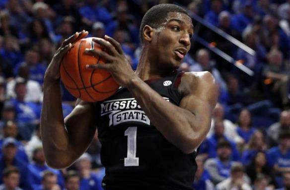 密西西比州立大学球员雷吉-佩里与经纪公司CAA签约