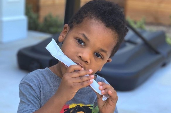 威少妻子晒儿子和双胞胎女儿的照片：我的小宝贝们