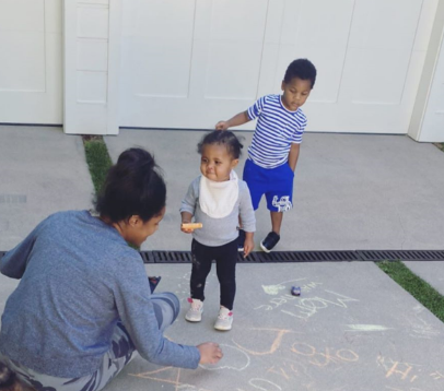 灵感迸发!威少妻子晒孩子在人行道上画粉笔画的照片