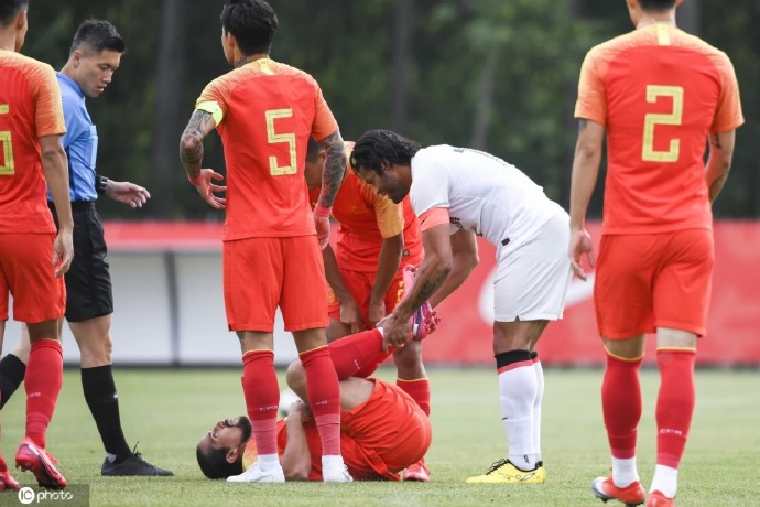 热议国足4-1上港：野牛艾神搭档锋线，但进球都是本土球员