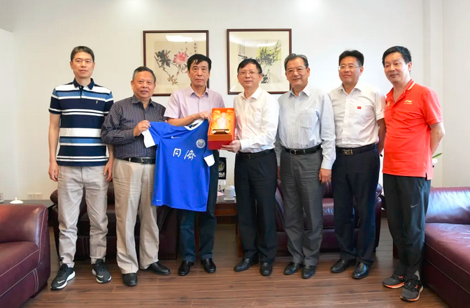 足协主席陈戌源访问同济大学，表态支持足球学院建设