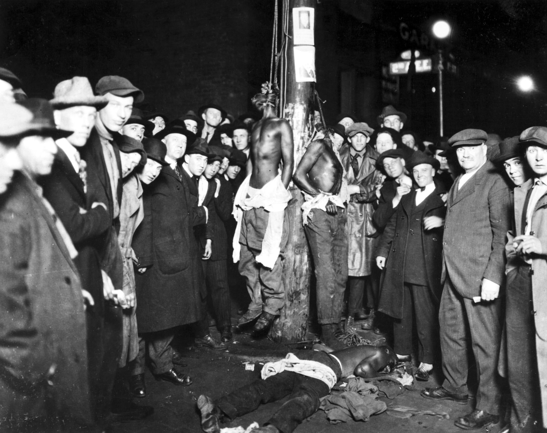 詹姆斯转发黑人100年前遭迫害照片：理解历史才能理解痛苦