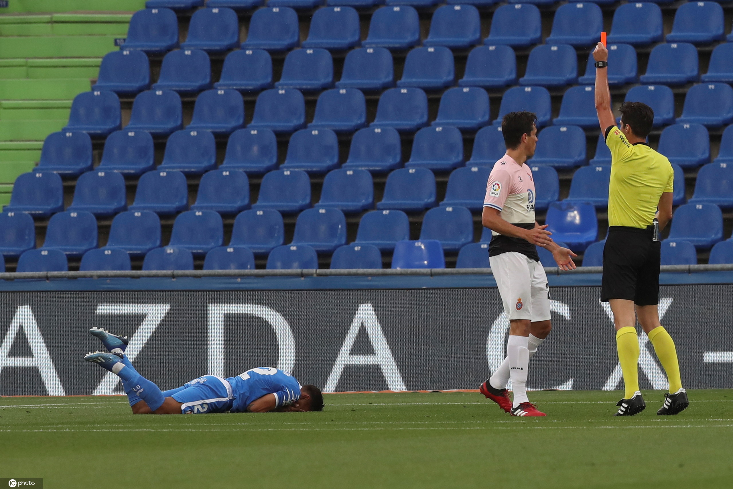 半场：贝尔纳多染红武磊攻防抢眼，西班牙人0-0赫塔菲