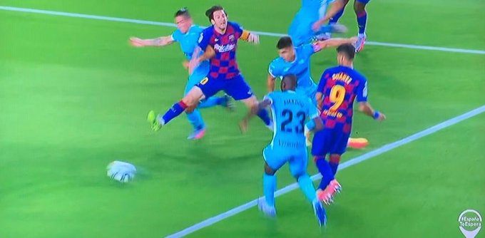 裁判专家：莱加内斯前锋亮鞋底该被罚下，梅西点球不该判