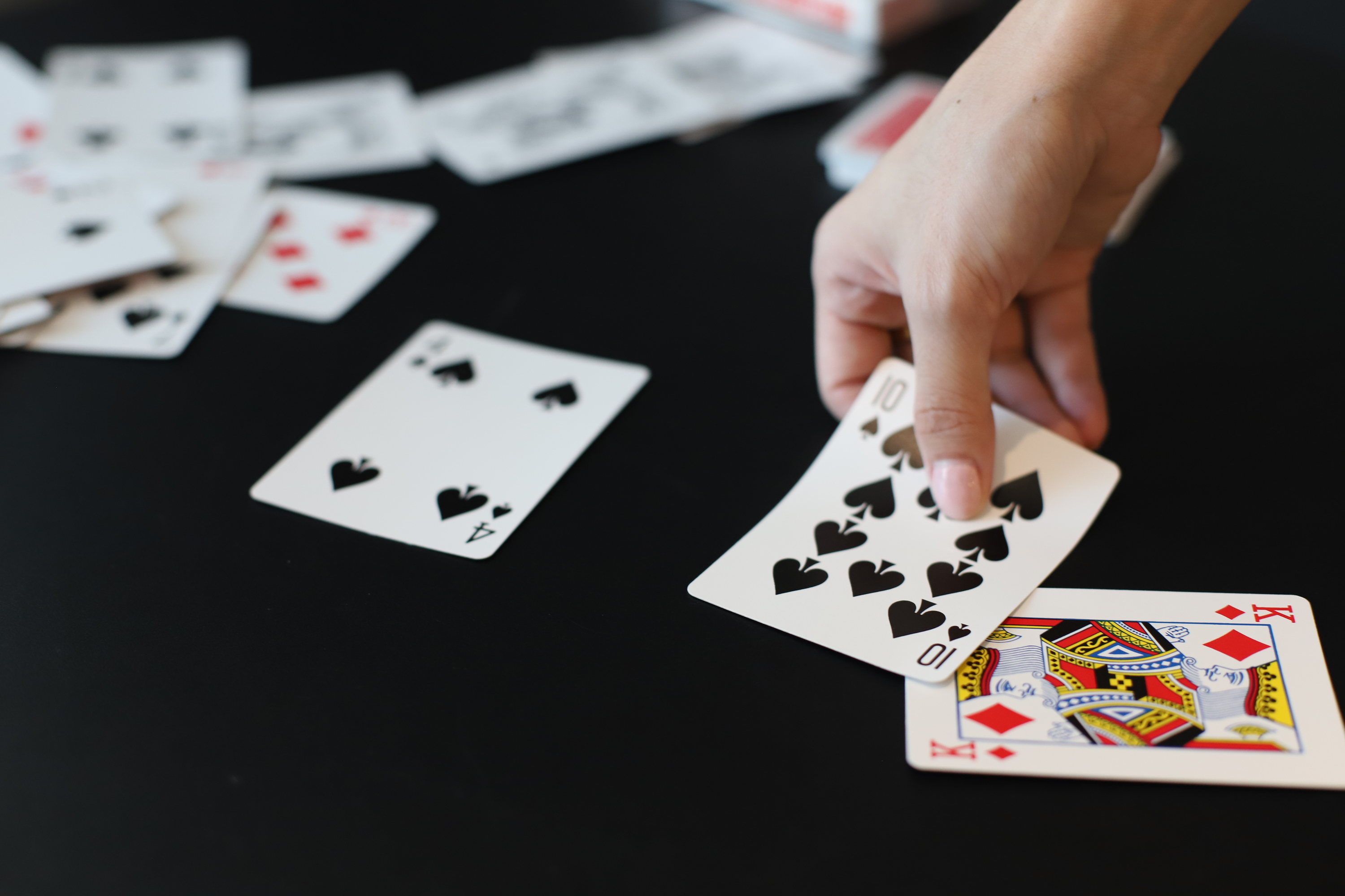 球员和工作人员可以在酒店里打牌，但需丢弃使用过的纸牌