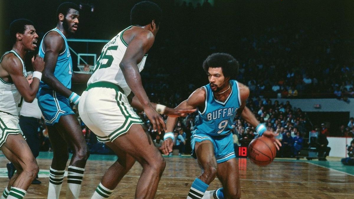 历史上的今天，布法罗勇敢者队迁至圣地亚哥并改名快船